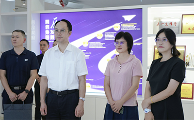 厦门市翔安区委书记黄鹤麟一行到访龙8，推动政企合作